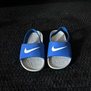 Little kids size 6c Nike Sandals. Great condition like new!